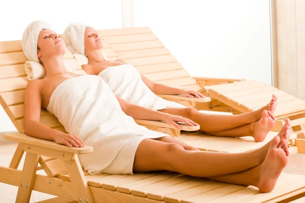 Beauty spa room two women relax sun-beds — Stock Photo, Image