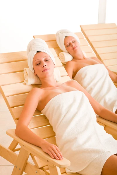 Szépség fürdő szoba két nő relax napozóágyak — Stock Fotó