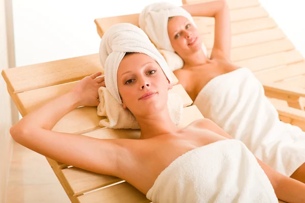 Schoonheid Wellness Kamer twee vrouwen ontspannen zon-bedden — Stockfoto