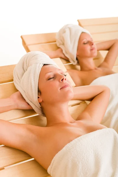 Belleza sala de spa dos mujeres relajarse tumbonas —  Fotos de Stock