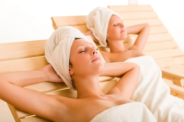 Bellezza sala spa due donne rilassarsi lettini — Foto Stock