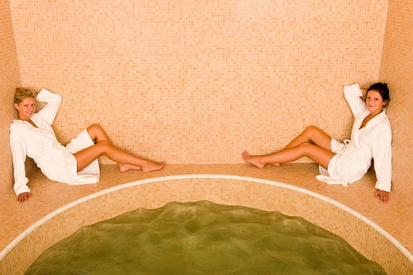 Relax spa piscina dos mujeres sentado albornoz —  Fotos de Stock