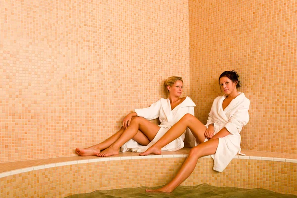Ontspannen spa zwembad twee vrouwen zitten badjas — Stockfoto