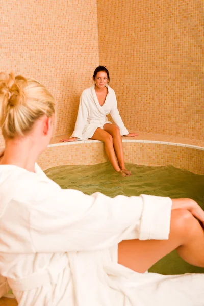 放松水疗池两个妇女坐在浴袍 — 图库照片