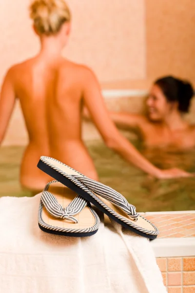 Koppla av spa pool två nakna kvinnor inne — Stockfoto