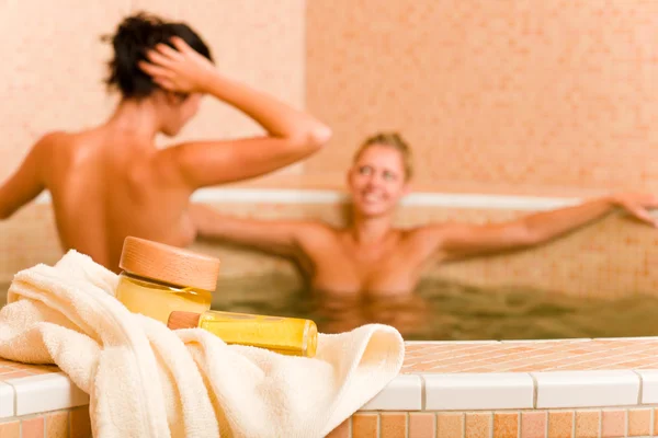 Spa skönhet produkter två nakna kvinnor pool — Stockfoto