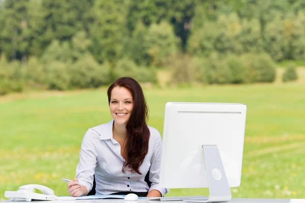 Businesswoman in nature attractive smile computer — Stock Photo, Image