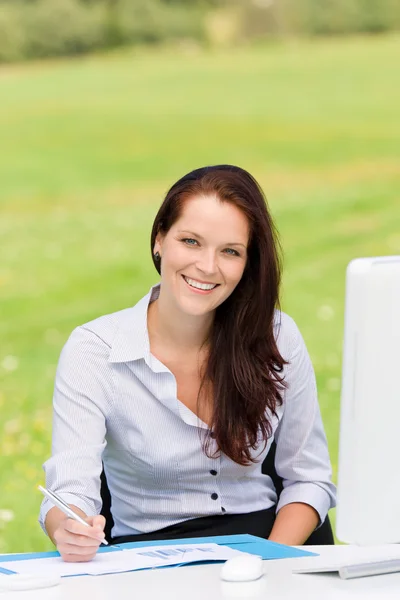 Деловая женщина в природе привлекательный компьютер улыбки — стоковое фото