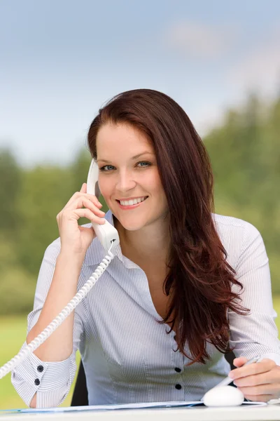 Mujer de negocios en la naturaleza atractiva sonrisa llamando —  Fotos de Stock