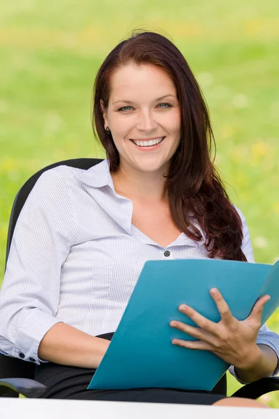 Affärskvinna i naturen attraktivt leende mapp — Stockfoto