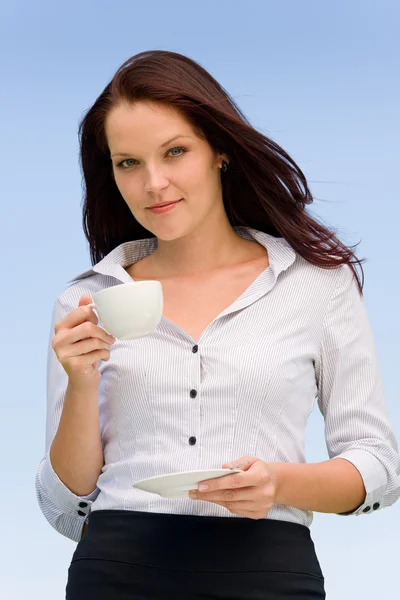Zakenvrouw blauwe hemel aantrekkelijke kopje koffie — Stockfoto