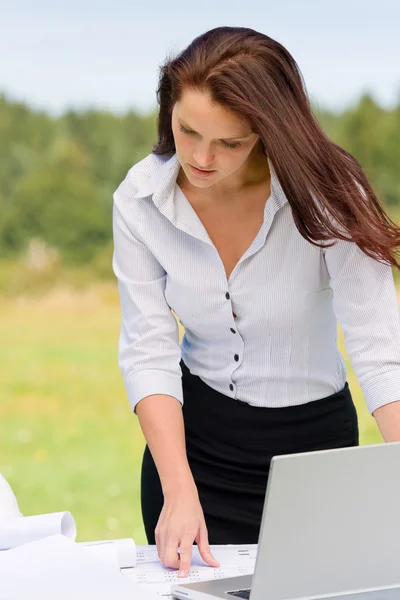 Businesswoman pretty in sunny nature with laptop — Stock Photo, Image