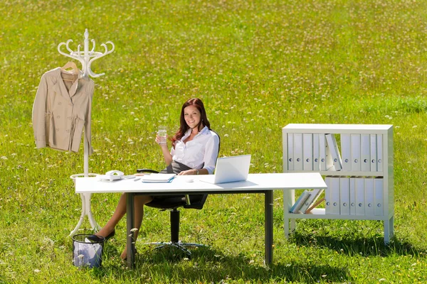 Zakenvrouw in zonnige weide ontspannen natuur office — Stockfoto