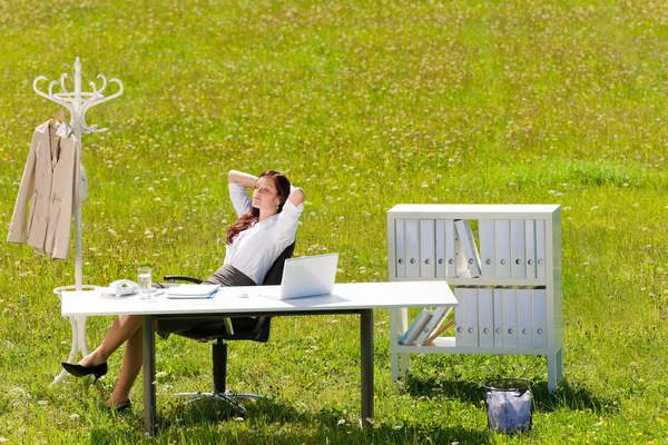 Empresária no prado ensolarado relaxar escritório natureza — Fotografia de Stock