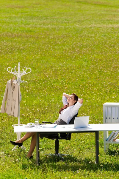 Zakenvrouw in zonnige weide ontspannen natuur office — Stockfoto