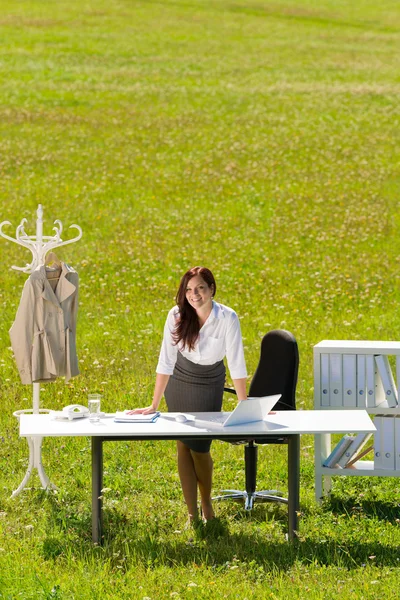 Affärskvinna i soliga ängen natur office leende — Stockfoto