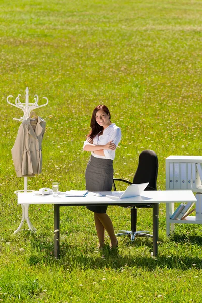Empresária no prado ensolarado natureza escritório sorriso — Fotografia de Stock