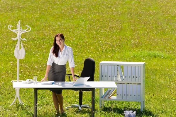 在阳光草地自然办公室微笑的女商人 — 图库照片