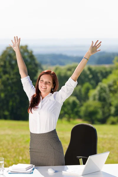 Empresária em ensolarado escritório natureza mãos para cima — Fotografia de Stock