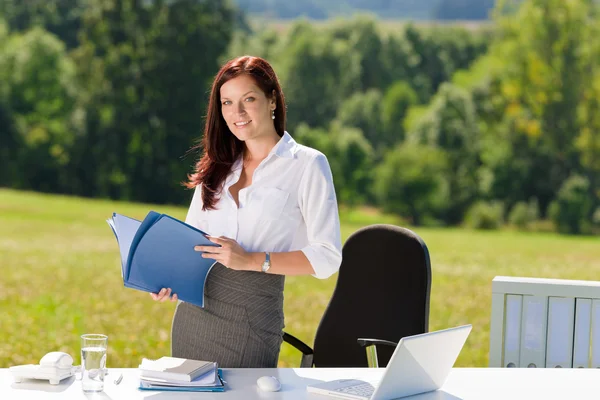 Деловая женщина в солнечном офисе природы держать папки — стоковое фото