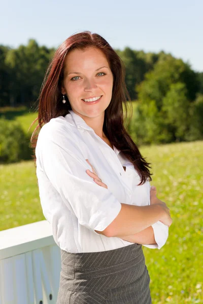 Joven mujer de negocios naturaleza soleada sonrisa atractiva — Foto de Stock
