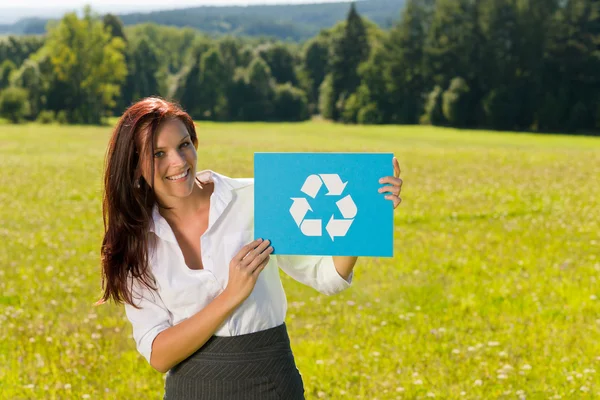 Recyclingschild - junge Geschäftsfrau sonnige Wiese — Stockfoto