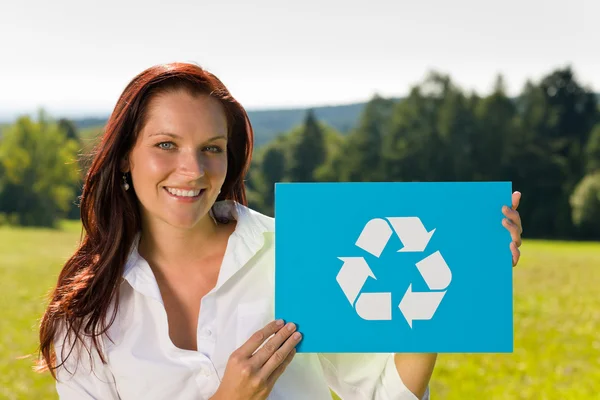 Signo de reciclaje - Joven empresaria soleado prado — Foto de Stock