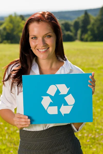 Signo de reciclaje - Joven empresaria soleado prado —  Fotos de Stock