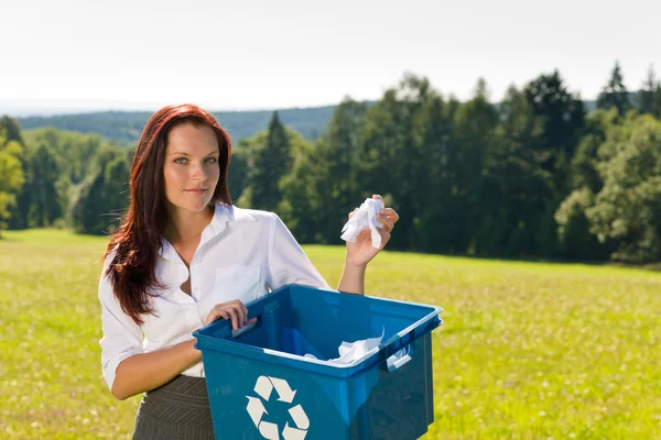 Recyclage boîte en papier femme d'affaires dans la prairie ensoleillée — Photo