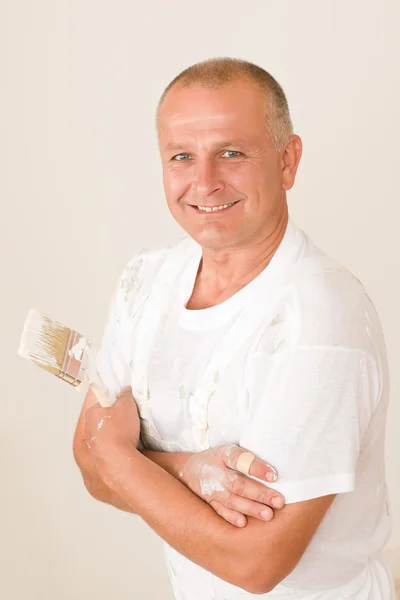Ev dekorasyon boya fırçası ile olgun adam — Stok fotoğraf