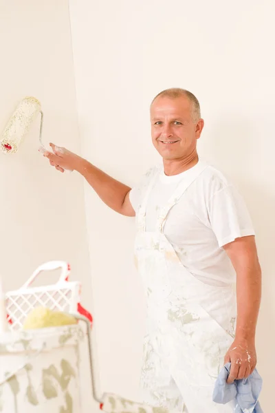 Decoración casera hombre maduro con rodillo de pintura —  Fotos de Stock