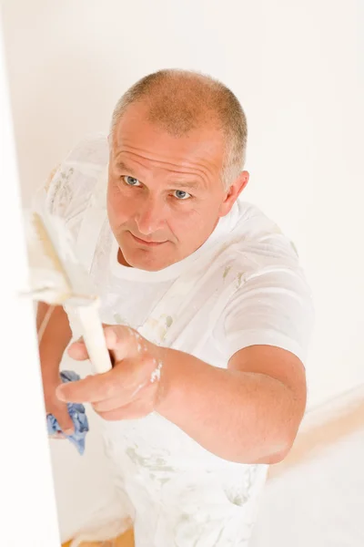 Home decorazione uomo maturo pittura parete pennello — Foto Stock