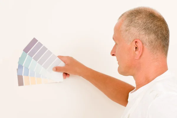 Heminredning mogna manlig målare färgrutor — Stockfoto