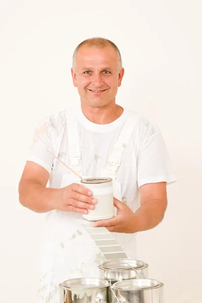 Домашнє декорування зрілого чоловіка живописця мікс кольору — стокове фото