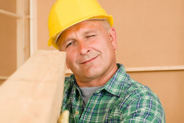 Handyman maduro carpintero medida viga de madera — Foto de Stock