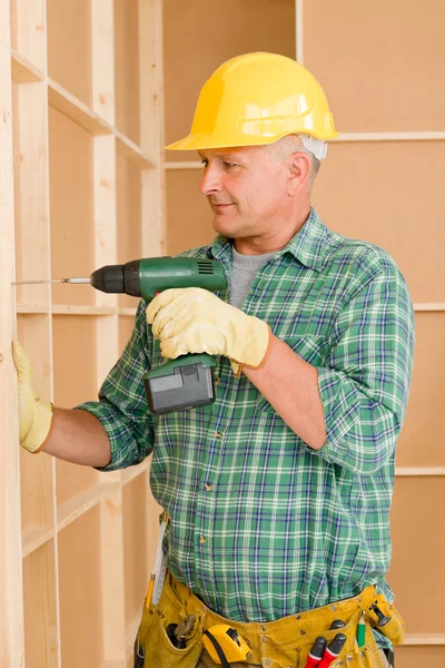 Handyman hem förbättring arbetar med skruvmejsel — Stockfoto