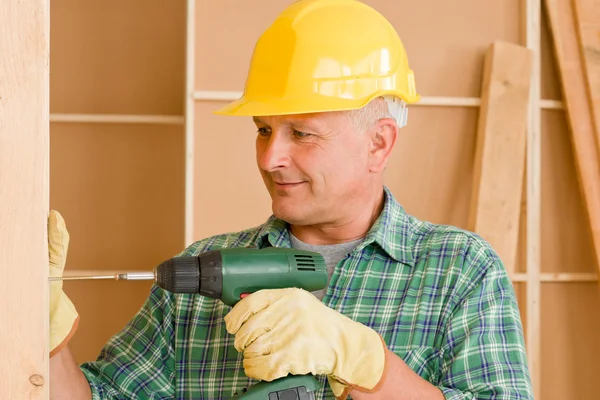 Handyman hem förbättring arbetar med skruvmejsel — Stockfoto