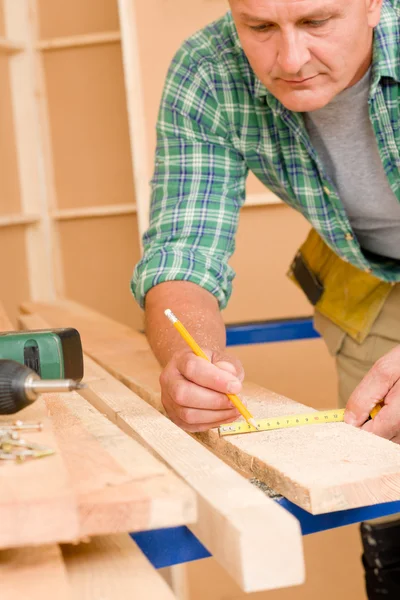 Handyman casa melhoria close-up de madeira medida — Fotografia de Stock