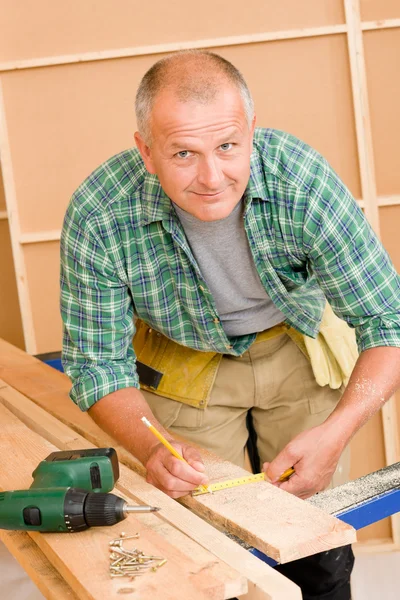 Close-up σπίτι βελτίωση πολυτεχνίτης μέτρο ξύλου — Φωτογραφία Αρχείου
