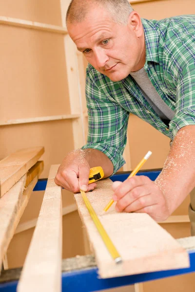 Handyman casa melhoria close-up de madeira medida — Fotografia de Stock