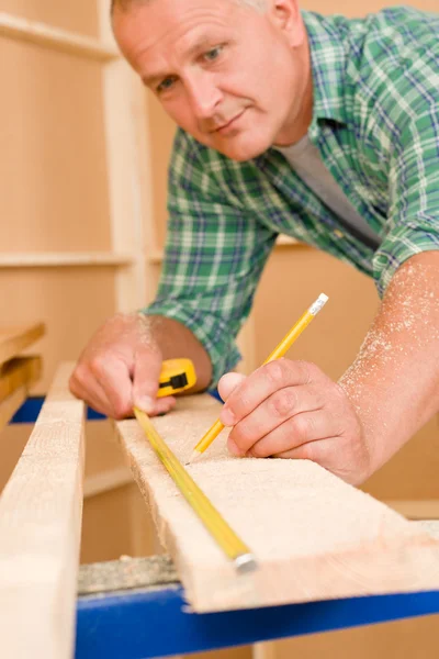 Handyman home miglioramento primo piano di misura legno — Foto Stock