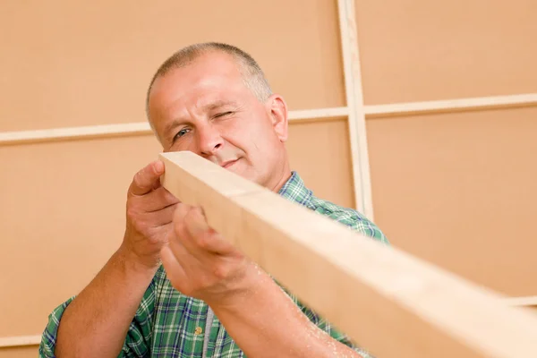 Handwerker reifer Tischler messen Holzbalken — Stockfoto
