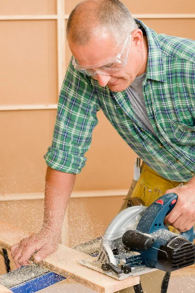 Handyman casa melhoria cortar madeira com quebra-cabeças — Fotografia de Stock