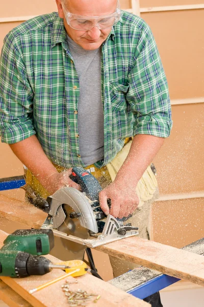 Heimwerker schneiden Holz mit Stichsäge — Stockfoto