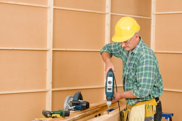 Handyman hem förbättring borrning trä — Stockfoto