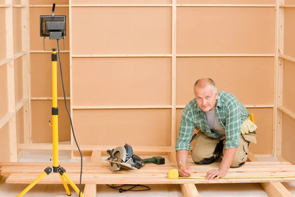 Handyman casa melhoria piso de madeira renovação — Fotografia de Stock