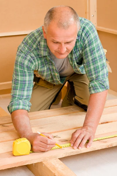 Handyman casa miglioramento pavimento in legno ristrutturazione — Foto Stock