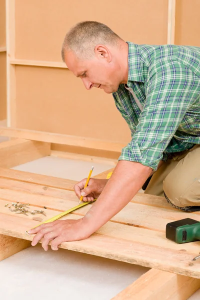 Klusjesman huisverbetering houten vloer renovatie — Stockfoto