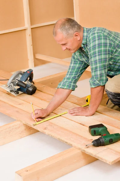 Ανακαίνιση ξύλινο πάτωμα σπίτι βελτίωση πολυτεχνίτης — Φωτογραφία Αρχείου