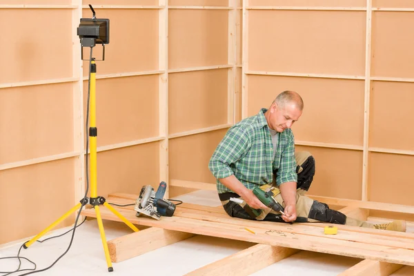 Renovace dřevěné podlahy domů zlepšení údržbář — Stock fotografie